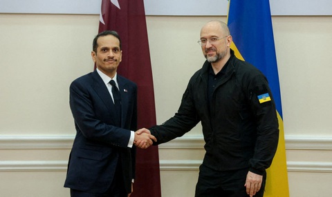 Thủ tướng UkraineDenys Shmyhal (phải) và Thủ tướng kiêm Ngoại trưởng Qatar Sheikh Mohammed bin Abdulrahman bin Jassim Al Thani gặp nhau tại Kiev, Ukraine ngày 28-7 - Ảnh: REUTERS ATTENTION Thủ tướng Ukraine Denys Shmyhal (phải) và Thủ tướng kiêm Ngoại trưởng Qatar Sheikh Mohammed Bin Abdulrahman bin Jassim al-Thani gặp nhau tại Kiev, Ukraine ngày 28-7 - Ảnh: REUTERS ATTENTION