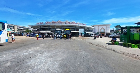 Cần tôn tạo chợ Đầm tròn và bên ngoài, tổ chức chợ đêm phục vụ du lịch - Ảnh 1. Chợ Đầm tròn Nha Trang (Khánh Hòa) và khu vực bên ngoài trước chợ hiện nay - Ảnh: PHAN SÔNG NGÂN