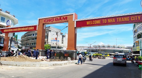 Cần tôn tạo chợ Đầm tròn và bên ngoài, tổ chức chợ đêm phục vụ du lịch - Ảnh 2. Hiện nay TP Nha Trang cũng đã cho chăm chút lại cổng chợ Đầm và một phần khu vực bên ngoài trước chợ Đầm tròn - Ảnh: PHAN SÔNG NGÂN