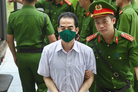 Cựu thứ trưởng Ngoại giao Tô Anh Dũng lãnh 16 năm tù - Ảnh 2. Ông Tô Anh Dũng được áp giải đến tòa nghe tuyên án - Ảnh: DANH TRỌNG