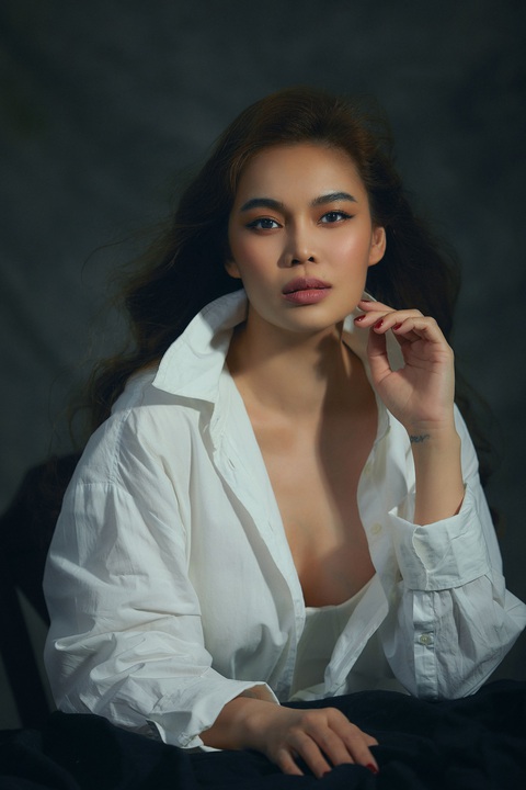 Giang Hồng Ngọc lần đầu 'nổi loạn' trong bộ ảnh mới - Ảnh 1. Hình ảnh quyến rũ này có phần lạ lẫm với các fan của Giang Hồng Ngọc.