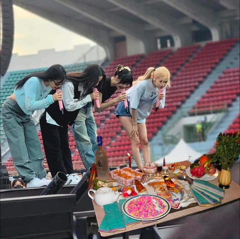Netizen ghép ảnh Black Pink &quot;nhập gia tùy tục&quot;.