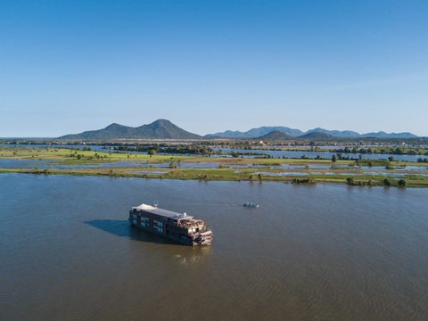 10 tuyến du thuyền trên sông được yêu thích nhất thế giới năm 2023 - Ảnh 2. Aqua Mekong thường cho du khách quốc tế ghé thăm các thành phố như Huế, Đà Nẵng và Hội An trên đường đến TP.HCM và sông Mekong - Ảnh: Aqua Expeditions