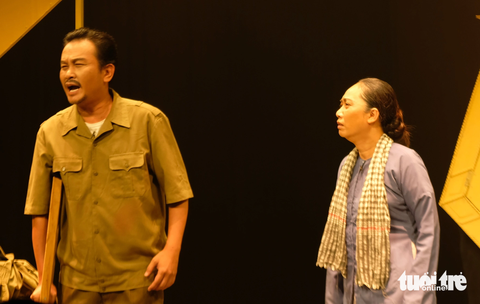 Hữu Quốc (vai ông Tư Minh) và Tô Thiên Kiều (vai bà Năm Diệu) trong Đêm khuya về với mẹ - Ảnh: LINH ĐOAN Hữu Quốc (vai ông Tư Minh) và Tô Thiên Kiều (vai bà Năm Diệu) trong Đêm khuya về với mẹ - Ảnh: LINH ĐOAN