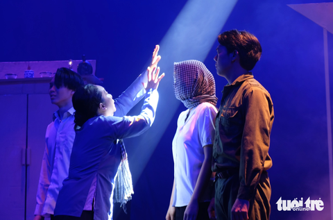 Trong sương khói mờ ảo, ba người con liệt sĩ tìm về với mẹ - Ảnh: LINH ĐOAN Trong sương khói mờ ảo, ba người con liệt sĩ tìm về với mẹ - Ảnh: LINH ĐOAN