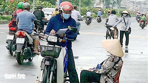 Không thể để vé số dạo tràn xuống lòng đường - Ảnh 1. Người bán vé số dạo đặt ghế dưới lòng đường 3-2, phường An Bình, quận Ninh Kiều, Cần Thơ để bán vé số - Ảnh: L.DÂN