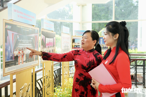 Chủ tịch UBND TP: 142 điển hình tiên tiến là tấm gương sáng, hạt nhân nòng cốt - Ảnh 4. Các đại biểu dự hội nghị tham quan không gian trưng bày hình ảnh quanh hội trường - Ảnh: HỮU HẠNH
