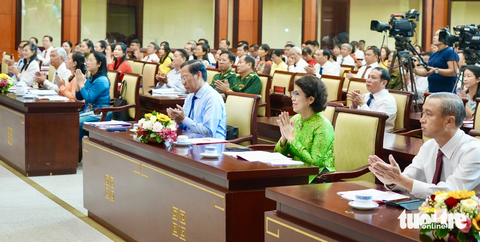 Chủ tịch UBND TP: 142 điển hình tiên tiến là tấm gương sáng, hạt nhân nòng cốt - Ảnh 1. Hội nghị đã tuyên dương 142 gương tập thể và cá nhân tiên tiến điển hình tiêu biểu trong phong trào thi đua ở các cấp, các ngành, các lĩnh vực - Ảnh: HỮU HẠNH