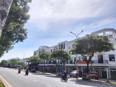 Như ở ‘chui’ trong những căn shophouse chục tỉ ở Đà Nẵng - Ảnh 3. Việc chưa có sổ đỏ mấy năm qua khiến dân gặp nhiều khó khăn - Ảnh: ĐOÀN CƯỜNG
