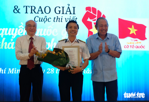 Ông Phan Nguyễn Như Khuê - trưởng Ban Tuyên giáo Thành ủy TP.HCM (bìa trái) và ông Trương Hòa Bình, nguyên phó thủ tưởng thường trực Chính phủ (bìa phải) trao giải nhất cuộc thi viết Chủ quyền quốc gia bất khả xâm phạm cho tác giả Hoàng Long (Mai Thắng) - Ảnh: LINH ĐOAN Ông Phan Nguyễn Như Khuê, trưởng Ban Tuyên giáo Thành ủy TP.HCM (bìa trái) và ông Trương Hòa Bình, nguyên phó thủ tướng thường trực (bìa phải), trao giải nhất cuộc thi viết Chủ quyền quốc gia bất khả xâm phạm cho tác giả Hoàng Long (Mai Thắng) - Ảnh: LINH ĐOAN