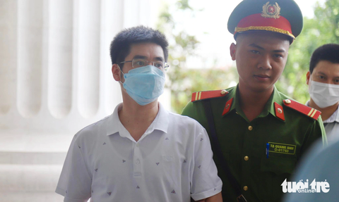 Tuyên án 2 cựu thứ trưởng và 52 bị cáo vụ chuyến bay giải cứu - Ảnh 2. Cựu điều tra viên Hoàng Văn Hưng được dẫn giải đến phiên tuyên án vụ chuyến bay giải cứu chiều 28-7 - Ảnh: DANH TRỌNG