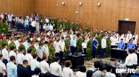 Đang tuyên án 2 cựu thứ trưởng và 52 bị cáo vụ chuyến bay giải cứu - Ảnh 4. Các bị cáo nghe tòa tuyên án - Ảnh: DANH TRỌNG chụp qua màn hình