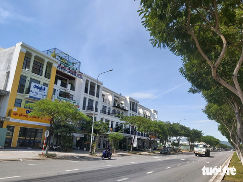 Như ở ‘chui’ trong những căn shophouse chục tỉ ở Đà Nẵng - Ảnh 1. Những căn shophouse nằm ở vị trí đắc địa hiện chưa cấp sổ đỏ cho khách hàng - Ảnh: ĐOÀN CƯỜNG