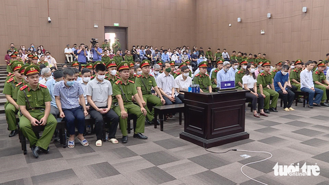 Hoàng Văn Hưng không bị oan, đã nhận 800 ngàn USD lừa 'chạy án' - Ảnh 3. Các bị cáo nghe hội đồng xét xử tuyên án - Ảnh: NAM ANH