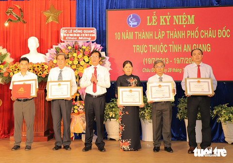 TP Châu Đốc thu ngân sách gấp đôi sau 10 năm thành lập - Ảnh 1. Ông Lê Văn Phước - phó chủ tịch UBND tỉnh An Giang (thứ 3 từ trái sang) - trao bằng khen cho các tập thể, cá nhân có thành tích xuất sắc - Ảnh: Báo An Giang