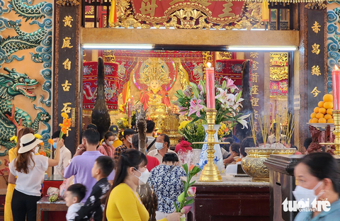 TP Châu Đốc thu ngân sách gấp đôi sau 10 năm thành lập - Ảnh 2. Khu du lịch quốc gia Núi Sam mỗi năm thu hút hơn 5 triệu lượt khách đến tham quan, cúng viếng Bà Chúa Xứ núi Sam - Ảnh: BỬU ĐẤU