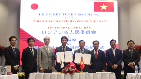 Tổng lãnh sự Nhật Bản tại TP.HCM: 'Mối quan hệ Nhật - Việt khăng khít, tốt nhất từ trước đến nay' - Ảnh 2. Long An và tỉnh Ibaraki (Nhật Bản) ký kết tuyên bố chung phát triển mối quan hệ tốt hơn nữa - Ảnh: AN LONG