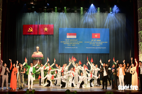 Các nghệ sĩ Việt Nam và Singapore biểu diễn tại lễ kỷ niệm 50 năm quan hệ song phương ngày 28-7 - Ảnh: QUANG ĐỊNH Các nghệ sĩ Việt Nam và Singapore biểu diễn tại lễ kỷ niệm 50 năm quan hệ song phương ngày 28-7 - Ảnh: QUANG ĐỊNH