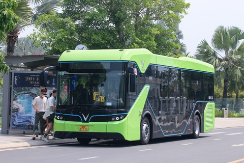 Tin tức sáng 29-7: - Ảnh 1. Bến buýt điện D4 tại Vinhomes Grand Park (TP Thủ Đức) - Ảnh: CHÂU TUẤN