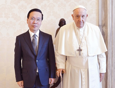 Tòa thánh Vatican sắp có Đại diện thường trú tại Việt Nam - Ảnh 1. Chủ tịch nước Võ Văn Thưởng và Giáo hoàng Francis trong cuộc gặp ngày 27-7 - Ảnh: TTXVN