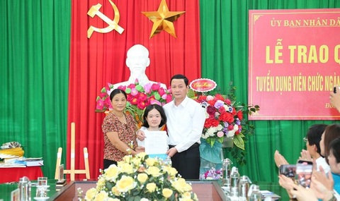 Cô gái không tay Lê Thị Thắm được tuyển dụng làm giáo viên tiếng Anh - Ảnh 1. Ông Đỗ Minh Tuấn - phó bí thư Tỉnh ủy, chủ tịch UBND tỉnh Thanh Hóa - trao quyết định tuyển dụng đặc cách cho cô giáo Lê Thị Thắm (đứng giữa ảnh) - Ảnh CTV
