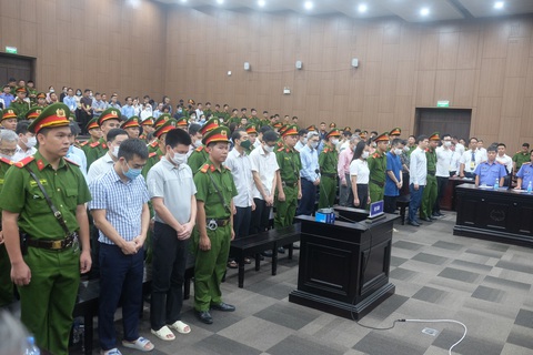 Các bị cáo nghe tòa tuyên án vụ chuyến bay giải cứu - Ảnh: NAM ANH