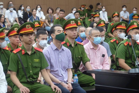 Vụ chuyến bay giải cứu: Xin xử vắng mặt, bị cáo Hoàng Văn Hưng vẫn bị dẫn giải đến phiên tòa- Ảnh 5. Cựu thứ trưởng Bộ Ngoại giao Tô Anh Dũng cùng các bị cáo tại phiên tòa sơ thẩm xử vụ chuyến bay giải cứu - Ảnh: D.T.