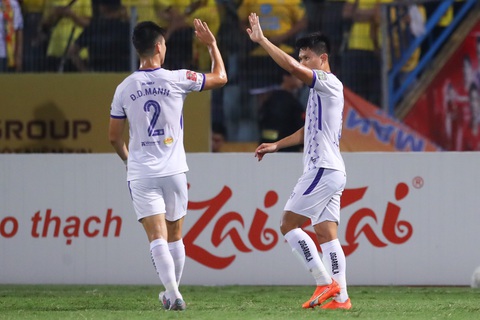 CLB Hà Nội tạm vươn lên dẫn đầu V-League - Ảnh 1. Niềm vui của CLB Hà Nội khi đánh bại Nam Định - Ảnh: MINH ĐỨC