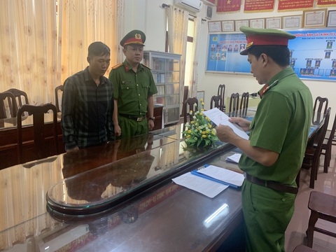 Bị khởi tố, cấm đi khỏi nơi cư trú vì khai thác cát trái phép - Ảnh 1. Cơ quan công an tống đạt các quyết định tố tụng đối với Trần Tuấn Cường - Ảnh: QUANG DUY