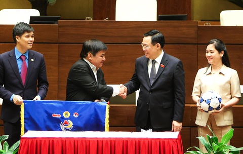 Phát động “Giải Vô địch Bóng đá Công nhân toàn quốc” lần đầu tiên tại Việt Nam - Ảnh 3. Chủ tịch Quốc hội bắt tay và trao nhiệm vụ cho ông Lê Thế Chữ - tổng biên tập báo Tuổi Trẻ, một trong ba đơn vị tổ chức giải đấu - Ảnh: NGUYỄN KHÁNH