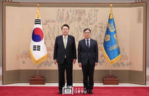 Hàn Quốc có tân đại sứ tại Việt Nam - Ảnh 1. Tổng thống Hàn Quốc Yoon Suk Yeol chụp ảnh cùng tân đại sứ Choi Youngsam sau lễ trao thư ủy nhiệm - Ảnh: Phủ Tổng thống Hàn Quốc
