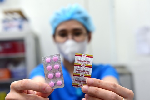 Thuốc Phenobarbital dạng truyền tĩnh mạch đã hết, còn Phenobarbital dạng uống chữa tay chân miệng đang dần cạn kiệt - Ảnh: D.PHAN Thuốc Phenobarbital dạng truyền tĩnh mạch đã hết, còn Phenobarbital dạng uống chữa tay chân miệng đang dần cạn kiệt - Ảnh: D.PHAN