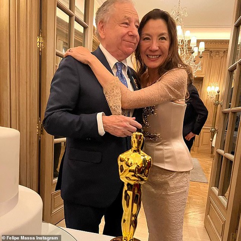 Dương Tử Quỳnh kết hôn với 'ông trùm F1' Jean Todt sau 6.992 ngày yêu - Ảnh 5. Dương Tử Quỳnh và chồng chụp ảnh cùng tượng vàng Oscar mà cô chiến thắng nhờ vai nữ chính trong Cuộc chiến đa vũ trụ hồi đầu năm