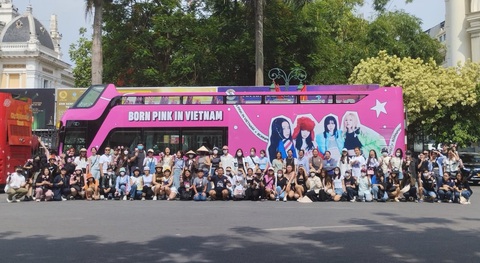 Nóng: BlackPink đã đến Hà Nội, hàng ngàn người hâm mộ chờ đón tại sân bay và khách sạn - Ảnh 7. Fan hâm mộ đón BlackPink - Ảnh: DANH KHANG