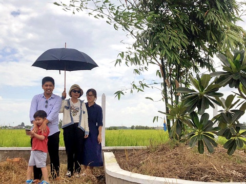 Nguyễn Trọng Tuyển - bí mật sự hy sinh anh hùng - Kỳ cuối: Thà hy sinh, chứ không đầu hàng - Ảnh 4. Con cháu liệt sĩ Nguyễn Trọng Tuyển và bà Ba Thi về thăm nơi ông hy sinh ở căn hầm bên khóm tre này Ảnh QUỐC MINH