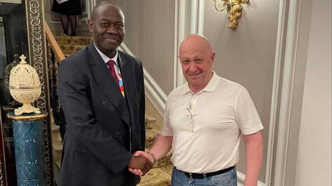Ông trùm Wagner Yevgeny Prigozhin (phải) bắt tay ông Freddy Mapouka, trưởng ban lễ tân của tổng thống CH Trung Phi - Ảnh: FINANCIAL TIMES Ông trùm Wagner Yevgeny Prigozhin (phải) bắt tay ông Freddy Mapouka, trưởng ban lễ tân của tổng thống CH Trung Phi - Ảnh: FINANCIAL TIMES