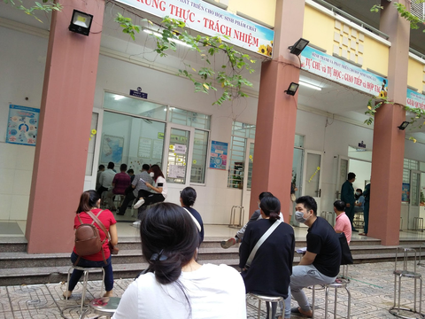 Đoạn trường đi tiêm vắc xin - Ảnh 1. Tiêm vắc xin ở Trường Sông Lô