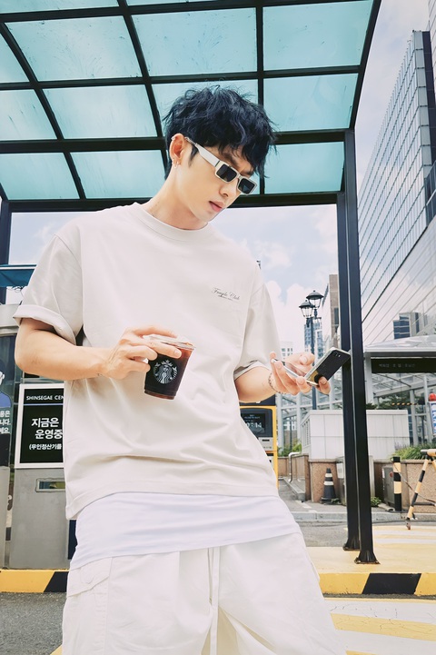Tuấn Trần đang chuẩn bị trở lại màn ảnh rộng trong những phim điện ảnh dự kiến ra mắt dịp cuối năm. Tuấn Trần đang chuẩn bị trở lại màn ảnh rộng trong những phim điện ảnh dự kiến ra mắt dịp cuối năm.