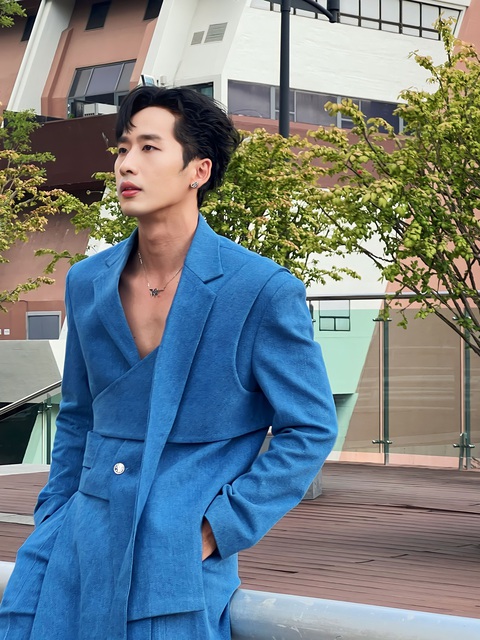 Tuấn Trần 'gây sốt' với 'visual' chuẩn nam thần tại Hàn Quốc - Ảnh 1. Nam diễn viên tự tin với bộ vest xanh da trời có thiết kế độc đáo, tôn lên vóc dáng săn chắc, chiều cao nổi bật và đồng thời khẳng định được gu thời trang thời thượng của mình.