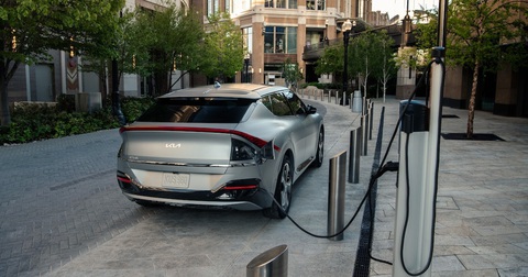 Xe điện Hyundai Ioniq 5, Kia EV6 bị kiện vì phích cắm quá nóng, giảm tốc độ sạc - Ảnh 1. Kia EV6 đang sạc - Ảnh minh họa: Inverse