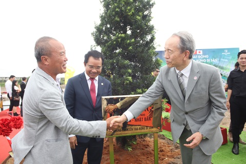 Tổng lãnh sự Nhật Bản tại TP.HCM: 'Mối quan hệ Nhật - Việt khăng khít, tốt nhất từ trước đến nay' - Ảnh 1. Tổng lãnh sự Ono Masuo (phải) bắt tay đại diện doanh nghiệp Việt tại Long An - Ảnh: AN LONG