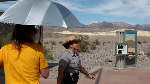 A digital display of an unofficial heat reading at Furnace Creek Visitor Center during a heat wave in Death Valley National Park, California, on July 16. Ảnh: AFP/GETTY Màn hình hiển thị nhiệt độ ngoài trời tại Trung tâm du khách Furnace Creek ở Vườn quốc gia Thung lũng Chết, California, vào ngày 16-7 - Ảnh: AFP/GETTY IMAGES