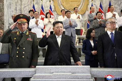 Lãnh đạo Triều Tiên Kim Jong Un (giữa), Bộ trưởng Bộ Quốc phòng Nga Sergei Shoigu (trái), Ủy viên Bộ Chính trị Đảng Cộng sản Trung Quốc Lý Hồng Trung (phải) tại buổi duyệt binh ngày 27-7 tại quảng trường Kim Nhật Thành - Ảnh: KCNA Lãnh đạo Triều Tiên Kim Jong Un (giữa), Bộ trưởng Bộ Quốc phòng Nga Sergei Shoigu (trái), Ủy viên Bộ Chính trị Đảng Cộng sản Trung Quốc Lý Hồng Trung (phải) tại buổi duyệt binh ngày 27-7 tại quảng trường Kim Nhật Thành - Ảnh: KCNA