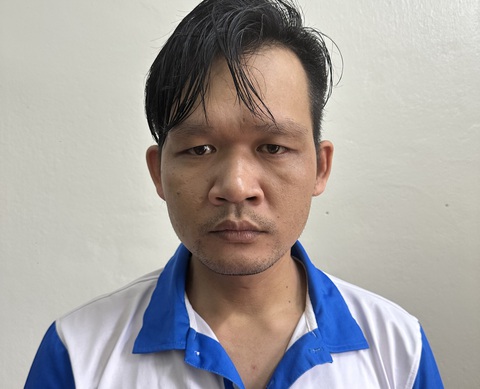 Tạm giữ gã đàn ông tạt axit vào mặt vợ, có thể gây mù lòa - Ảnh 1. Nghi phạm Bùi Duy Khánh đang bị tạm giữ vì tạt axit vào mặt vợ - Ảnh Công an tỉnh Thanh Hóa cung cấp