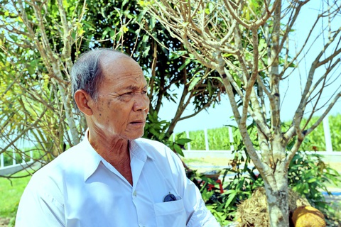 Nguyễn Trọng Tuyển - bí mật sự hy sinh anh hùng - Kỳ cuối: Thà hy sinh, chứ không đầu hàng - Ảnh 3. Nhiều năm rồi, nhân chứng Nguyễn Văn Đua vẫn khóc khi kể lại chuyện hy sinh anh hùng của liệt sĩ Nguyễn Trọng Tuyển - Ảnh QUỐC MINH