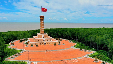 Bức ảnh Cột cờ Cà Mau thuộc bộ ảnh Những điểm cờ thiêng liêng của tác giả Nguyễn Xuân Tư đoạt giải nhất cuộc thi Thiêng liêng cờ Tổ quốc Bức ảnh Cột cờ Cà Mau thuộc bộ ảnh Những điểm cờ thiêng liêng của tác giả Nguyễn Xuân Tư đoạt giải nhất cuộc thi Thiêng liêng cờ Tổ quốc