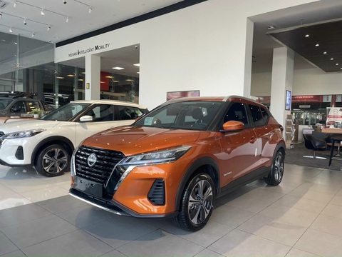 Tin tức giá xe: Nissan Kicks giảm giá kỷ lục 110 triệu tại đại lý - Ảnh 4. Cả hai phiên bản trang bị ABS, EBD, BA, cân bằng điện tử, kiểm soát lực kéo, hỗ trợ khởi hành ngang dốc và cảm biến lùi. Riêng bản V có thêm camera 360 độ, cảnh báo mất tập trung, phát hiện vật thể di chuyển. Bản E có 2 túi khí, còn bản V có 6 túi khí - Ảnh: Đại lý Nissan/Facebook