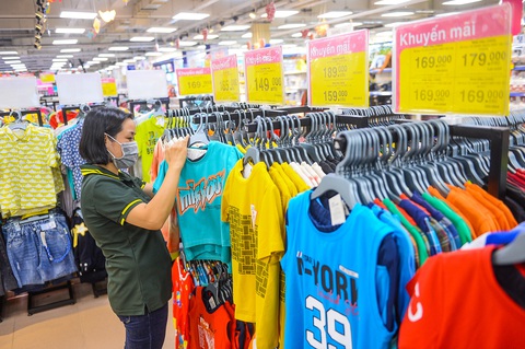 Siêu thị giảm giá mạnh ngày cuối tuần - Ảnh 1. Các ngày cuối tuần (28, 29, 30-7 và 4, 5, 6-8) giảm giá mạnh lên đến 50% cho các sản phẩm hóa phẩm, may mặc và đồ dùng - Ảnh: QUANG ĐỊNH