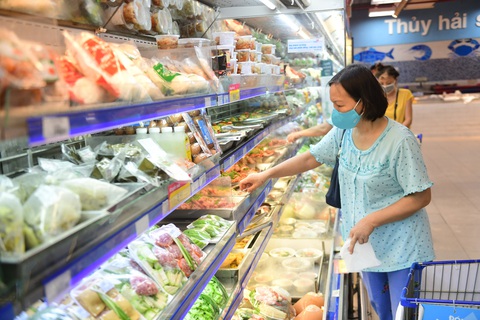 Siêu thị giảm giá mạnh ngày cuối tuần - Ảnh 3. Nhiều mặt hàng thiết yếu như thực phẩm tươi sống, đồ gia dụng... bán tại các siêu thị Co.opmart, Co.opXtra, Co.op Food được giảm tới 50% - Ảnh: QUANG ĐỊNH