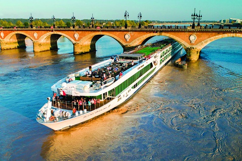 10 tuyến du thuyền trên sông được yêu thích nhất thế giới năm 2023 - Ảnh 12. Các đầu bếp chuyên nghiệp của Scenic dạy nấu ăn ngay trên tàu với các nhóm gồm 10 khách về nghệ thuật ẩm thực Pháp, sử dụng các nguyên liệu tươi ngon theo mùa có nguồn gốc địa phương - Ảnh: Passport